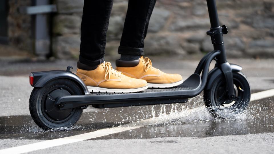 COMMENT UTILISER SA TROTTINETTE ÉLECTRIQUE SOUS LA PLUIE ?